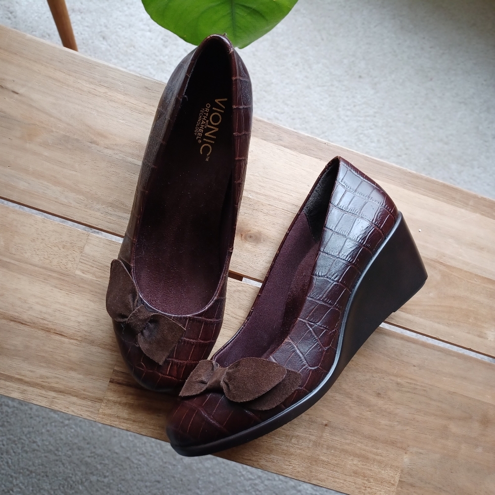 VIONIC Lena Women's Orthaheel Wedge Size 8 Brown Croc Leather Embossed Bow EUC